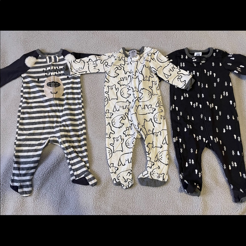 GERBER ONSIES 0-3 MONTHS (ALL 3 ONSIES BUNDLE FOR 17$ OR ONE ONSIE ALONE FOR 8$)